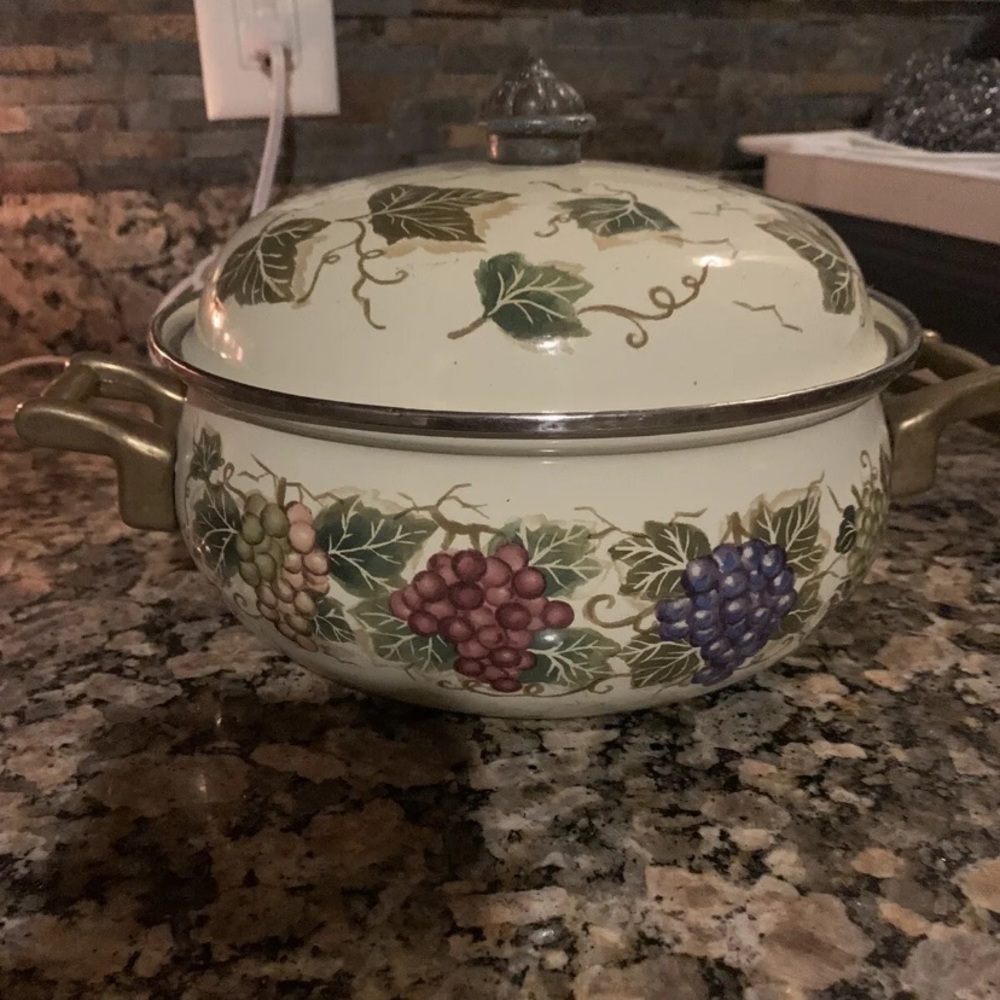 Vitroceramic TableTops Unlimited oven safe stockpot & lid Cabernet grape VINTAGE